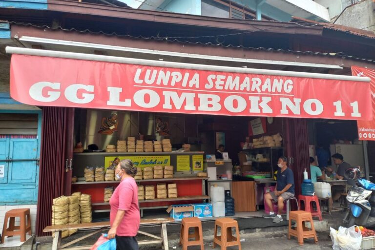 Menyusuri Jejak Legenda: Lumpia Gang Lombok Semarang