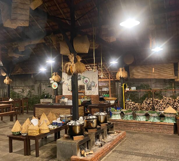 Makan di Restoran Sunda Lumuk Bareto Legendaris