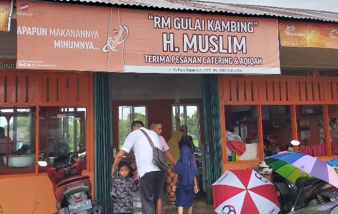 Menikmati Gulai Kepala Kambing Legendaris di Padang