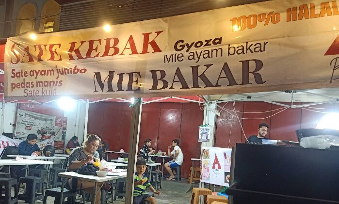 Sate Merah dan Mie Bakar, Jajanan Unik di Tenda Bahagia Bekasi
