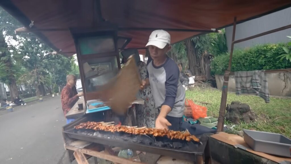 gerobak sate pinggir jalan purnawarman