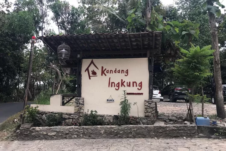 Ayam Ingkung: Kuliner Sakral dalam Budaya Jawa
