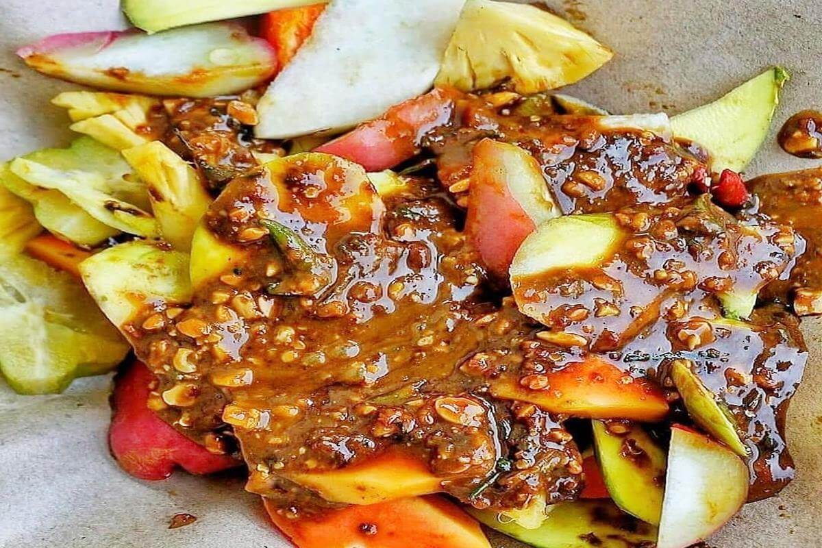 Rujak Buah Khas Paciran Bu Irma, Cuma Rp10 Ribu Dapat Porsi Jumbo!