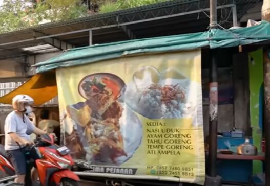 Nasi Uduk Ayam Goreng Ibu Enin yang Legendaris